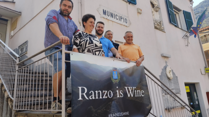 Presentazione di Ranzo Is Wine davanti al Municipio