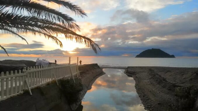 Isola Gallinara di Albenga all'orizzonte