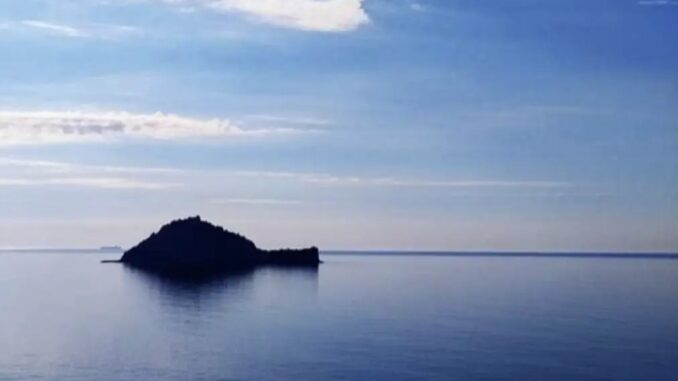 Isola Gallinara di Albenga all'orizzonte