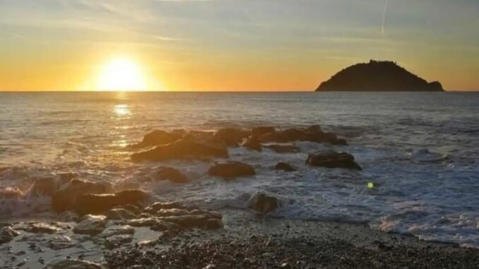 Isola Gallinara di Albenga all'orizzonte
