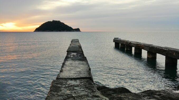 Isola Gallinara di Albenga all'orizzonte