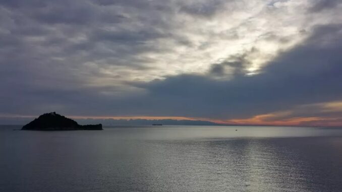 Isola Gallinara di Albenga all'orizzonte