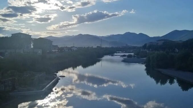 paesaggio di nuvole specchiate sul fiume Centa di Albenga