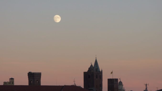 le torri di Albenga al chiarore di un'alba di Luna