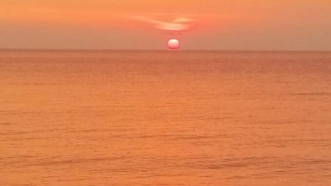 Un rosso orizzonte di mare e di Luna ad Albenga
