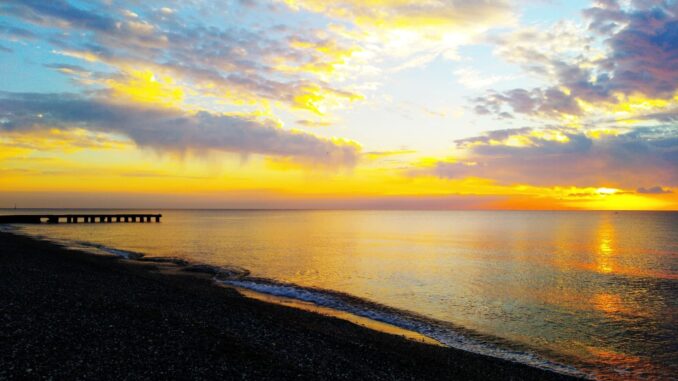 alba di mare all'orizzonte ad Albenga