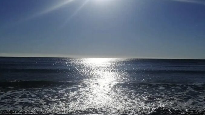 il bel mar Ligure all'alba ad Albenga
