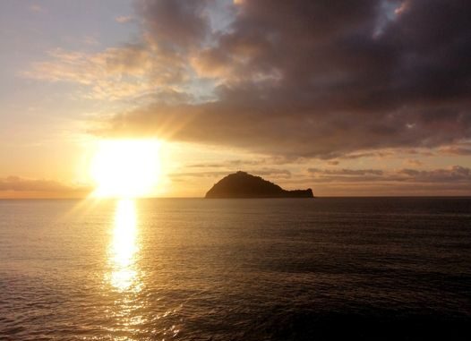 Un'alba ad Albenga con vista mare e Isola Gallinara nella foto di Roberto Ruaro