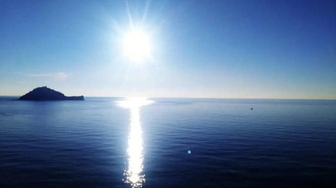 l'Isola Gallinara di Albenga nello splendore di un'alba sul mare