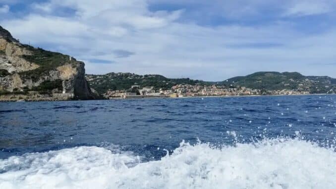 la costa vista dal mare