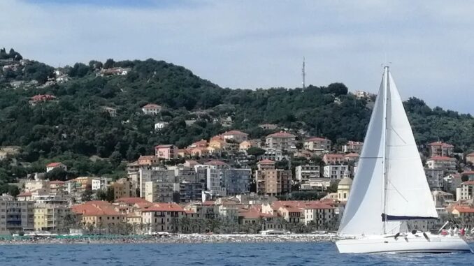barca a vela e costa vista dal mare