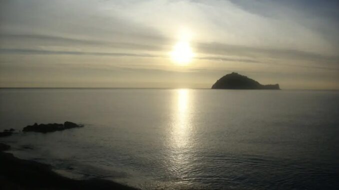 Una bella alba sull'Isola Gallinara di Albenga