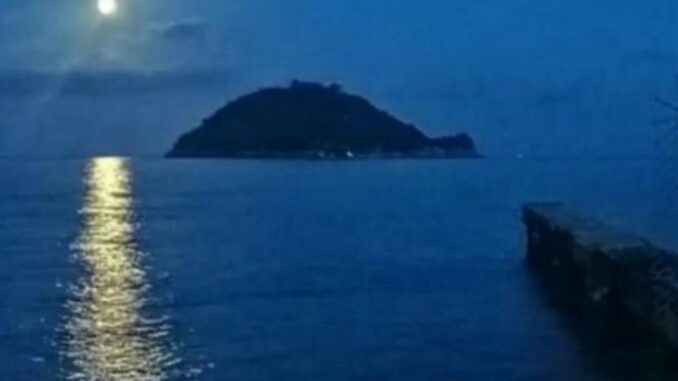 blu notte di luna all'alba ad Albenga il mare e l'Isola Gallinara