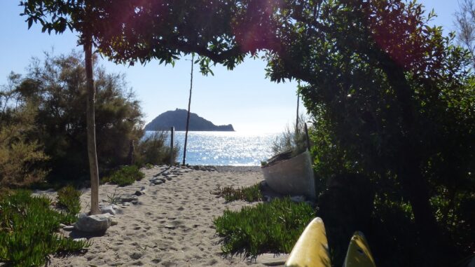 dalla spiaggia verso l'isola