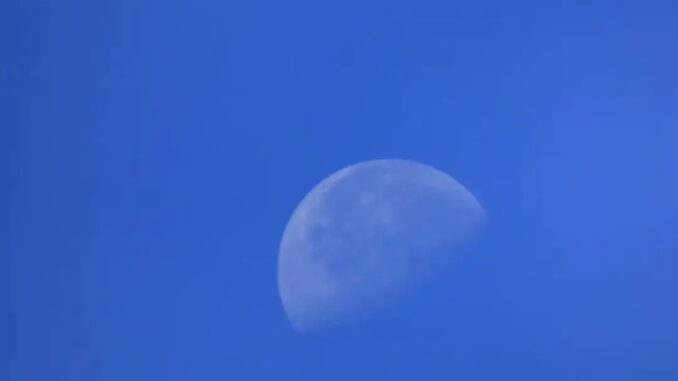 la Luna diurna nel cielo blu di Albenga