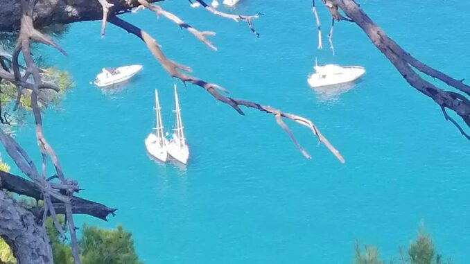 vista dall'alto con mare e barche a vela