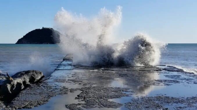 l'onda di mare si infrange