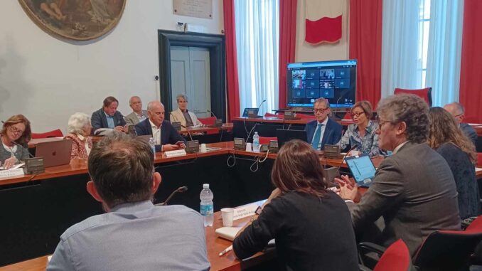 un momento dell’incontro “Una finestra sulla Gallinara. Un patrimonio unico da tutelare e valorizzare” che si è svolto nella Sala Consiliare del Comune di Albenga sabato 21 settembre 2024