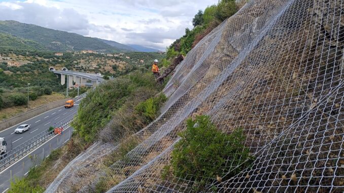nella A10 lavori di sistemazione del versante nei pressi dello svincolo di Imperia Est