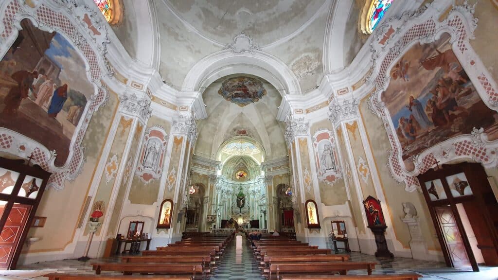 interno chiesa san Matteo a Laigueglia