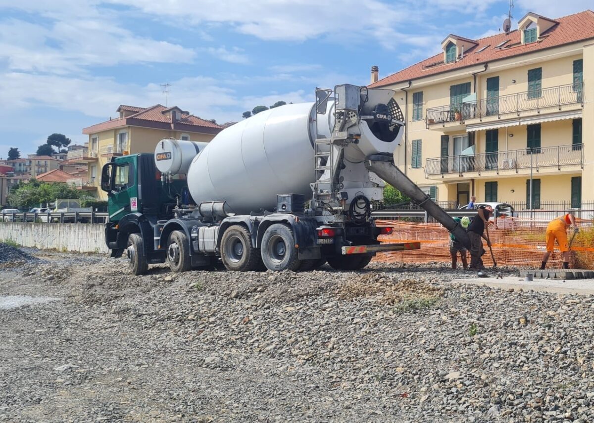 operai al lavoro su ciclabile andora