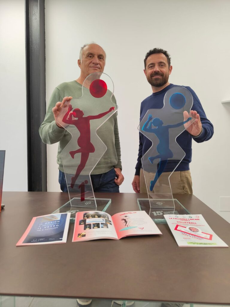 Matteo Ferraiuolo e Michele Lorenzo con i trofei torneo di pallavolo femminile “Sempre con noi”