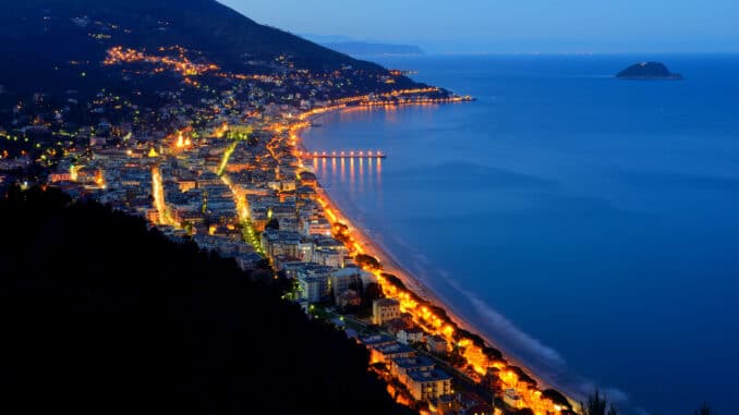vista notturna di Alassio