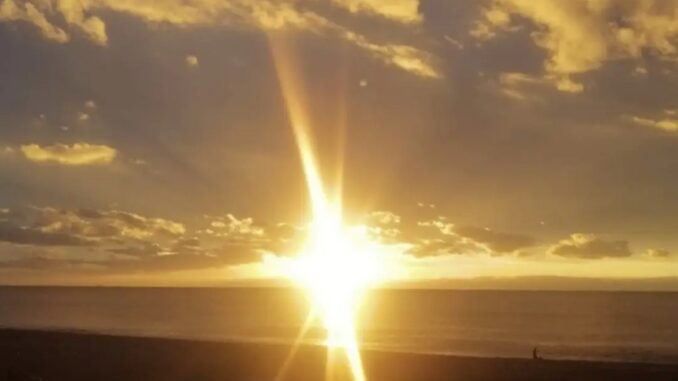 il sole sorge sul mare di Albenga