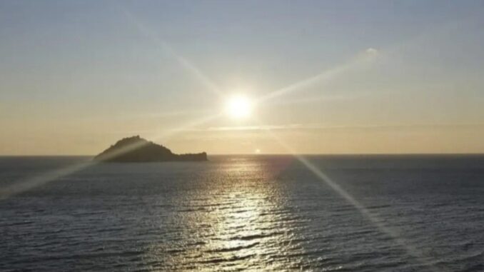l'Isola Gallinara all'orizzonte