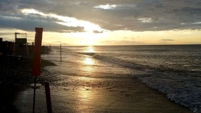il calmo mare all'alba