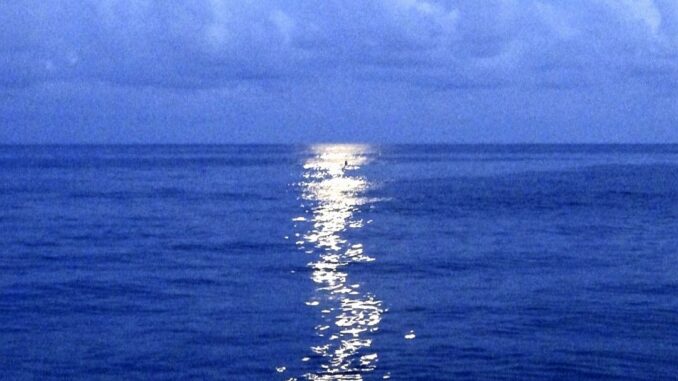 un orizzonte blu marino