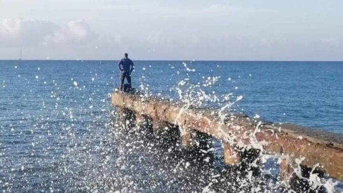 uomo sul molo