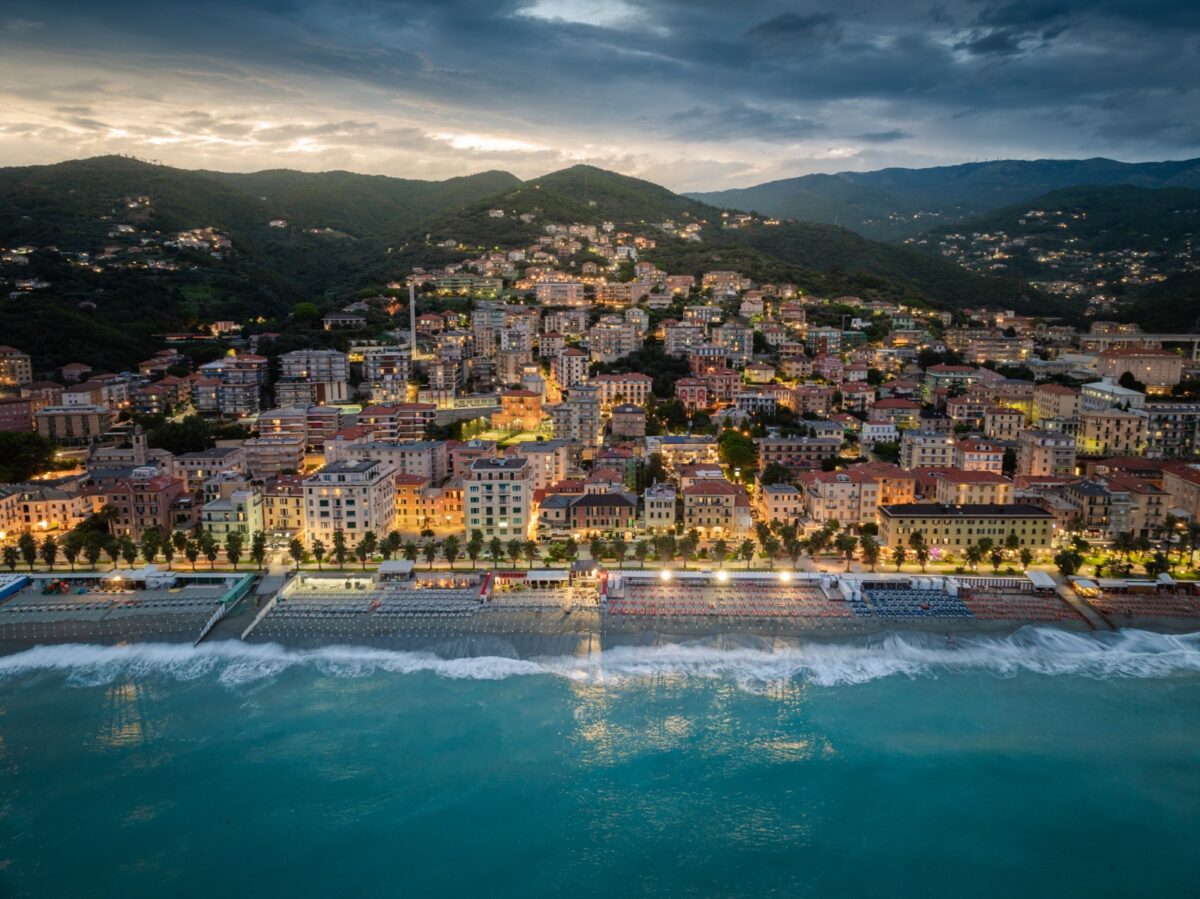 Varazze dal mare in notturna_light