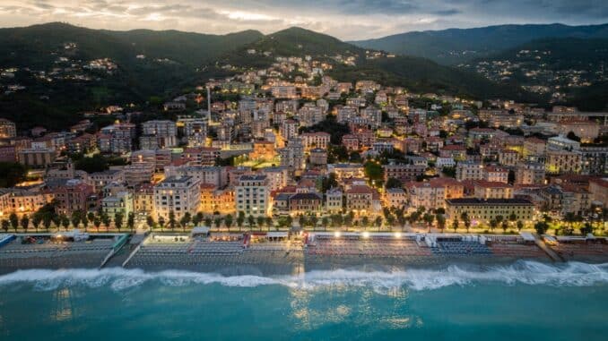 Varazze dal mare in notturna_light