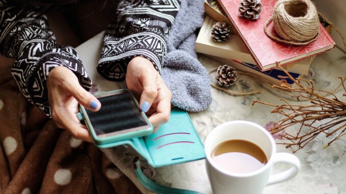 ragazza con smartphone