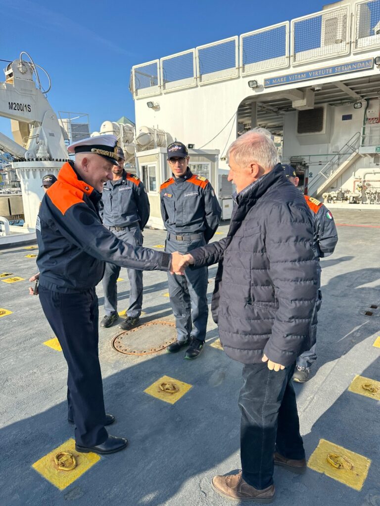 presidente Bucci in visita alla Nave Diciotti