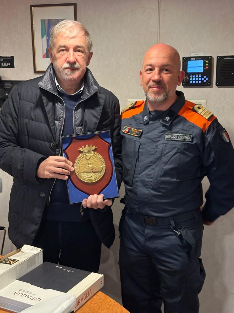 presidente Bucci in visita alla Nave Diciotti