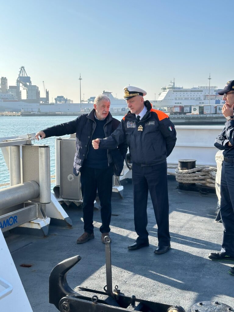 presidente Bucci in visita alla Nave Diciotti