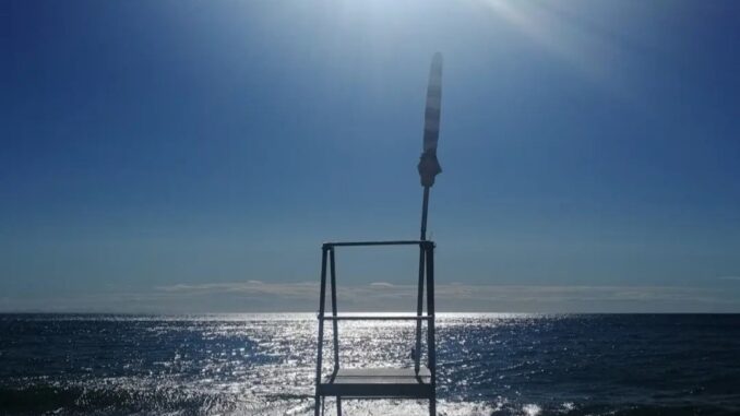 il mare lambisce la spiaggia