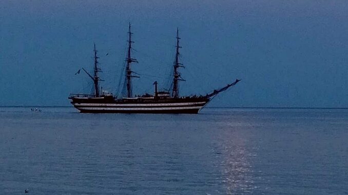 la nave salpa all'alba