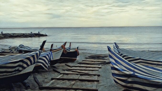 barche a riposo sulla spiaggia