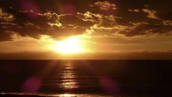 alba rossa sul mare