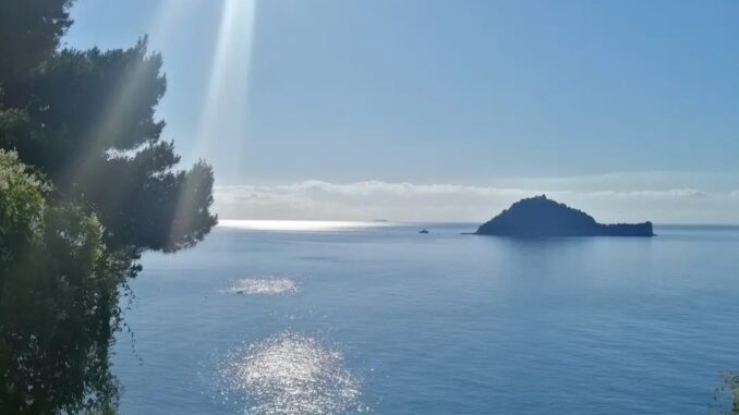 riflessi d'isola sul mar ligure