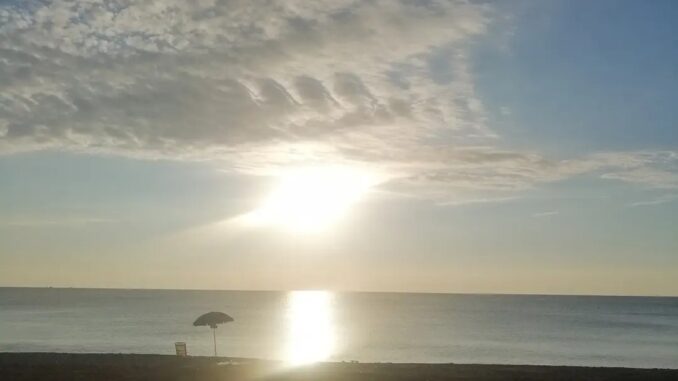 riflessi d'alba sul mare