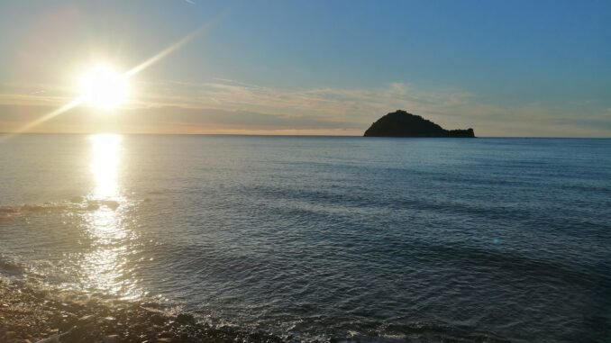 il sole insegue l'isola