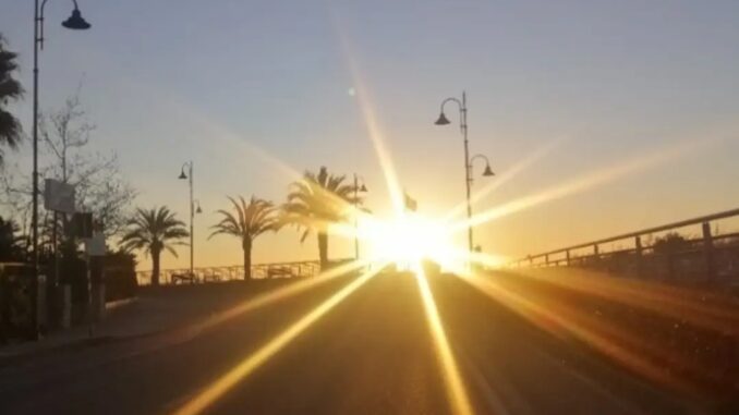 il sole appare all'orizzonte