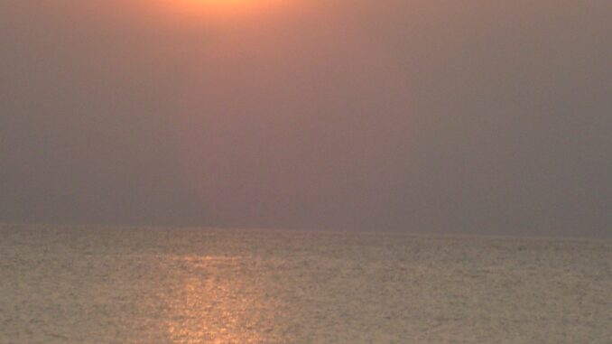 alba rossa sulla spiaggia d'Albenga