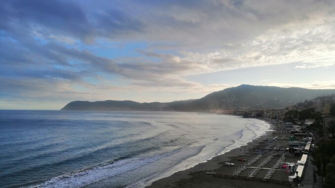 spiagge e la costa all'orizzonte