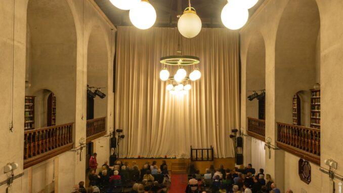 Interno e pubblico davanti al palco all'Ex chiesa Anglicana di Alassio