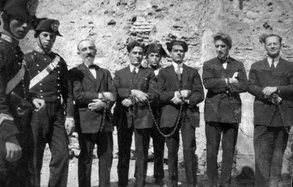 una foto d'epoca di alcuni degli imputati del processo (dida da sinistra a destra: Francesco Spirito, Emilio Ameglio, Giacomo Oxilia, Ferruccio Parri, Carlo Rosselli. Pertini e Turati furono processati in contumacia)